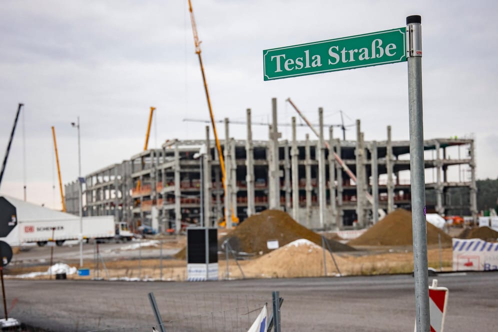 Eine Baustelle an der Tesla Gigafactory im brandenburgischen Grünheide (Symbolbild): Der geplante Produktionsstart verschiebt sich ins neue Jahr.