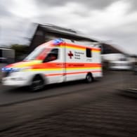 Rettungswagen (Symbolbild): Eine Opel-Fahrerin starb bei dem Unfall, im Krankenwagen wurden drei Personen eingeklemmt und schwer verletzt.