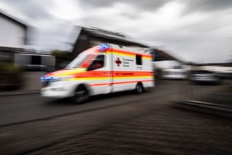 Rettungswagen (Symbolbild): Eine Opel-Fahrerin starb bei dem Unfall, im Krankenwagen wurden drei Personen eingeklemmt und schwer verletzt.