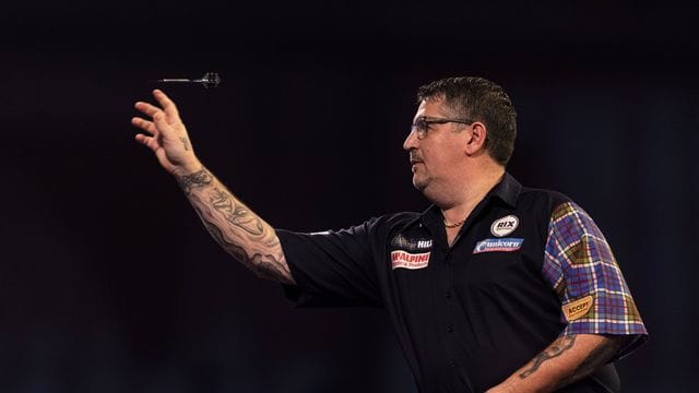 Steht nach dem Sieg über Rob Cross im WM-Viertelfinale: Gary Anderson in Aktion.