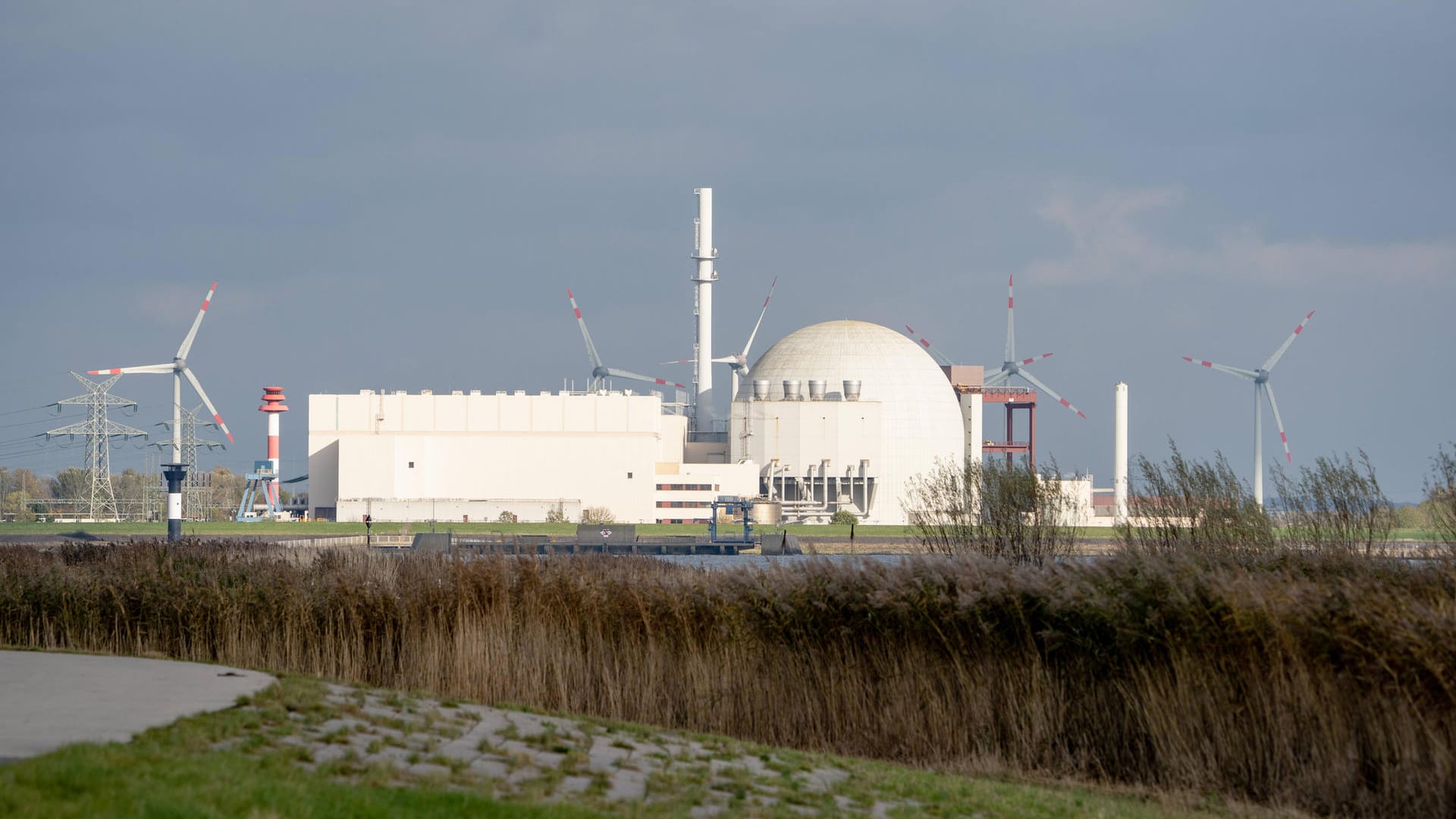 Das Atomkraftwerk Brokdorf in Schleswig-Holstein (Archivbild): Es wird an Silvester abgeschaltet.