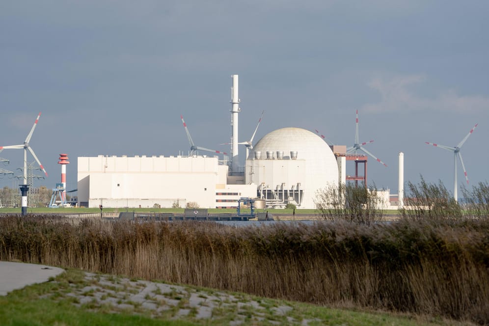 Das Atomkraftwerk Brokdorf in Schleswig-Holstein (Archivbild): Es wird an Silvester abgeschaltet.