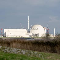 Das Atomkraftwerk Brokdorf in Schleswig-Holstein (Archivbild): Es wird an Silvester abgeschaltet.