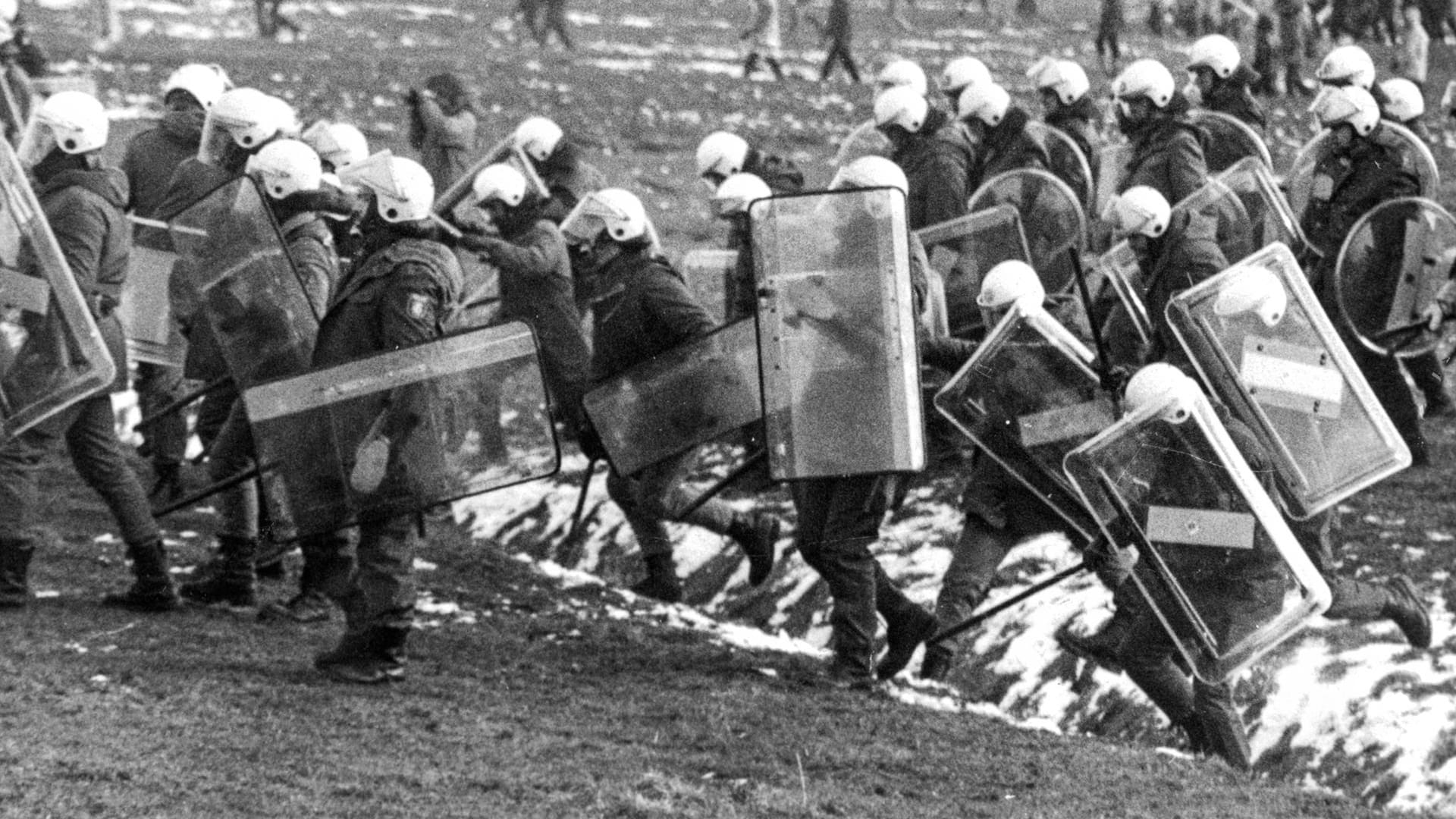 Polizeieinheiten rücken gegen Demonstranten vor (Archivbild): Die Proteste 1981 waren die bislang größten in der Bundesrepublik.