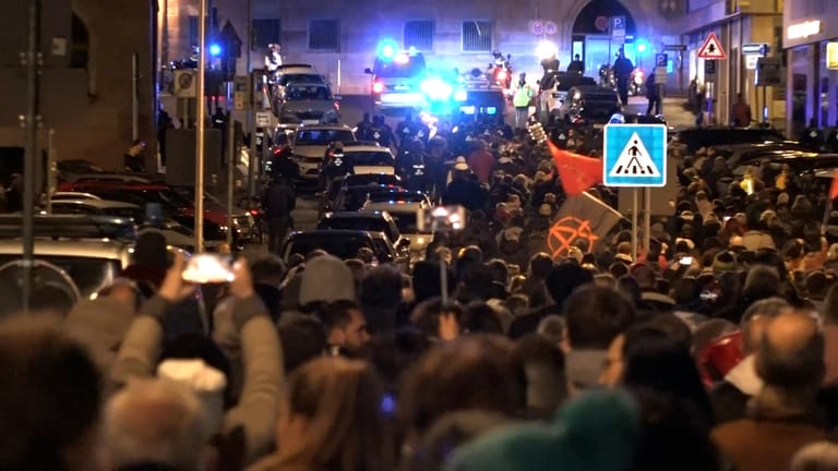Blaulichter leuchten im Hintergrund einer Corona-Demonstration in Nürnberg: Es gibt Kritik an der Hilfe der Polizei.