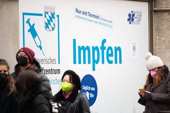 Passanten gehen an einem Plakat mit der Aufschrift "Impfen" vorbei (Symbolbild): Das RKI befürchtet rasch ansteigende Infektionszahlen.