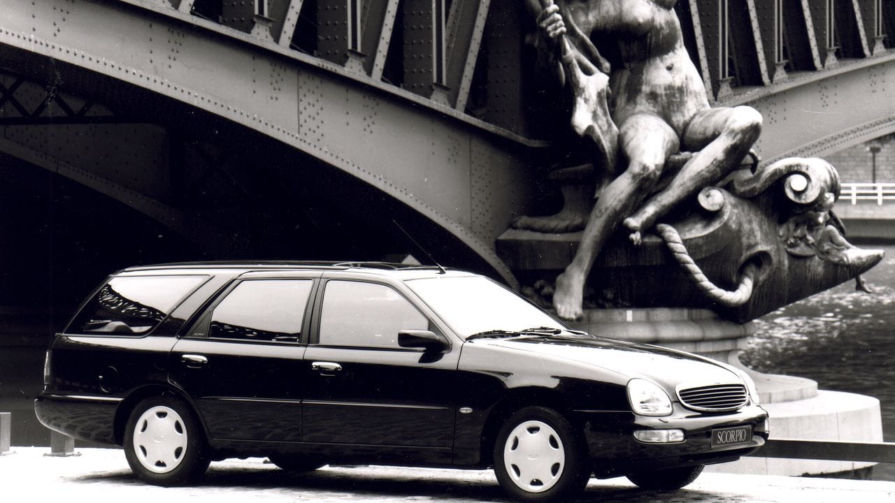 Wir wissen nicht, was sich im Kopf des Werksfotografen abspielte, als er den Ford Scorpio Turnier so inszenierte. Wir wissen nicht, was sich im Kopf des Werksfotografen abspielte, als er den Ford Scorpio Turnier so inszenierte.