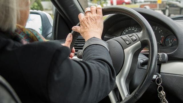 Augen zu und durch? Wer ohne zu blinken oder nach hinten zu schauen abbiegt, muss mit ernsten Konsequenzen rechnen.