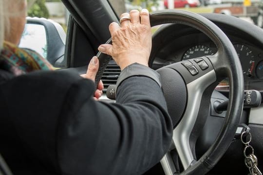 Augen zu und durch? Wer ohne zu blinken oder nach hinten zu schauen abbiegt, muss mit ernsten Konsequenzen rechnen.