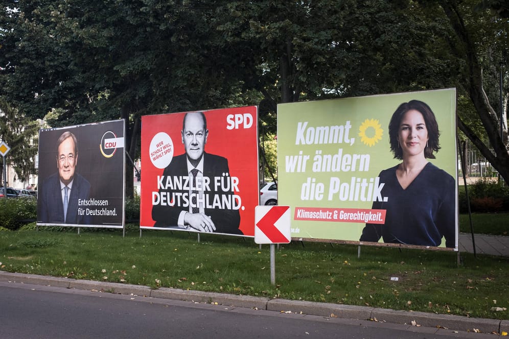 Wahlplakate der Kanzlerkandidaten zur Bundestagswahl 2021, Armin Laschet (CDU/CSU), Olaf Scholz (SPD) und Annalena Baerbock (Grüne).