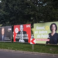 Wahlplakate der Kanzlerkandidaten zur Bundestagswahl 2021, Armin Laschet (CDU/CSU), Olaf Scholz (SPD) und Annalena Baerbock (Grüne).