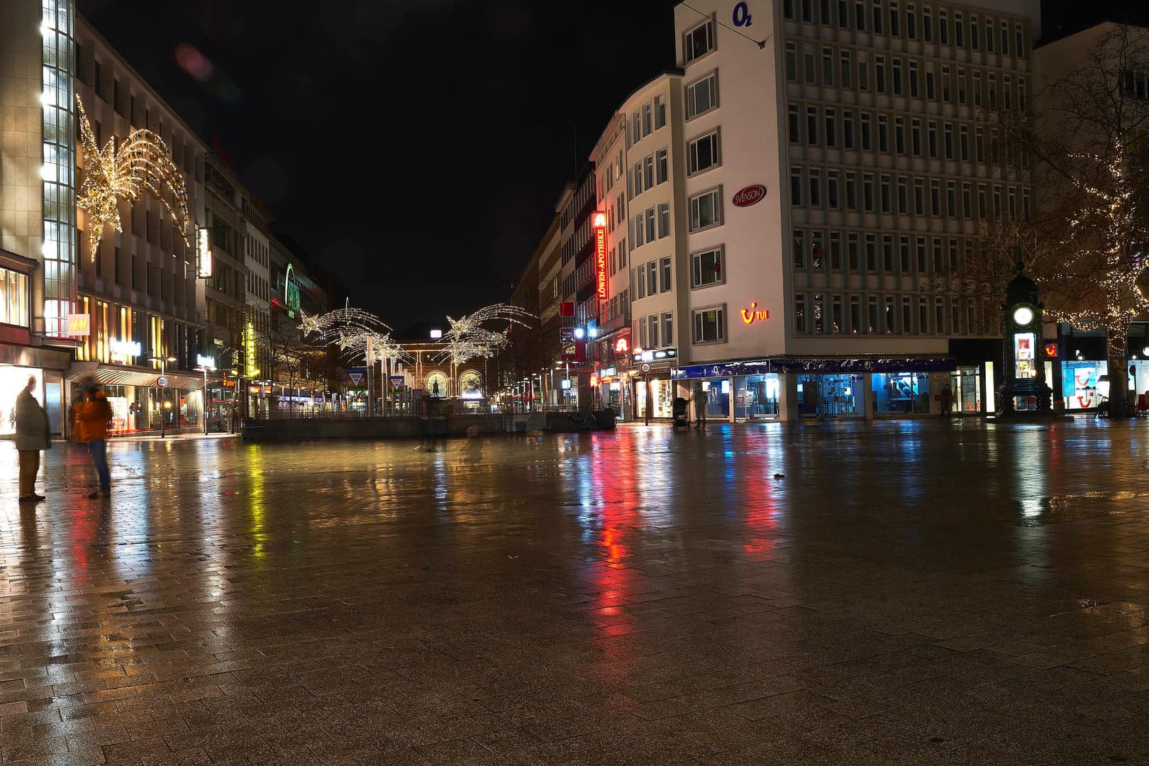 Weihnachtliche menschenarme Innenstadt in Hannover (Symbolbild): Mehrere nicht angemeldete Versammlungen wurden am Donnerstag von der Polizei aufgelöst.