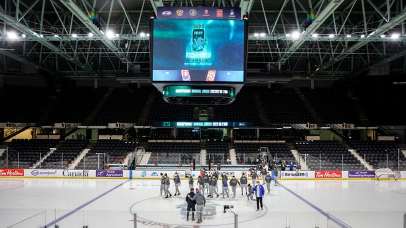 Die Weltmeisterschaft der Eishockey-Junioren ist nach zahlreichen Corona-Fällen abgebrochen worden.