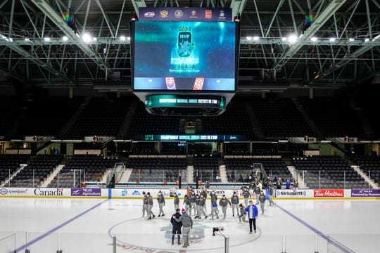 Die Weltmeisterschaft der Eishockey-Junioren ist nach zahlreichen Corona-Fällen abgebrochen worden.