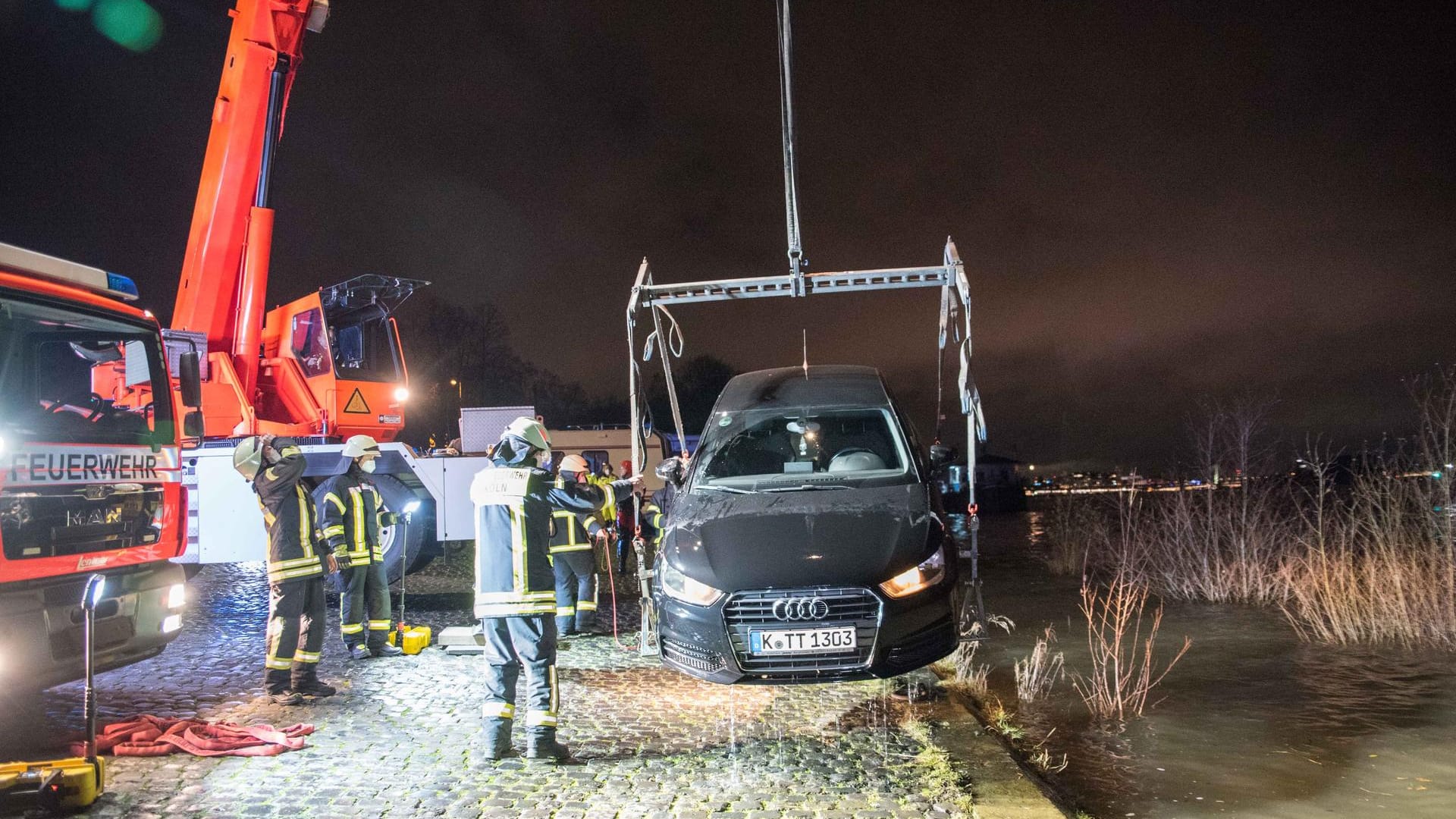 Die Feuerwehr in Köln birgt ein Auto aus dem Rhein.