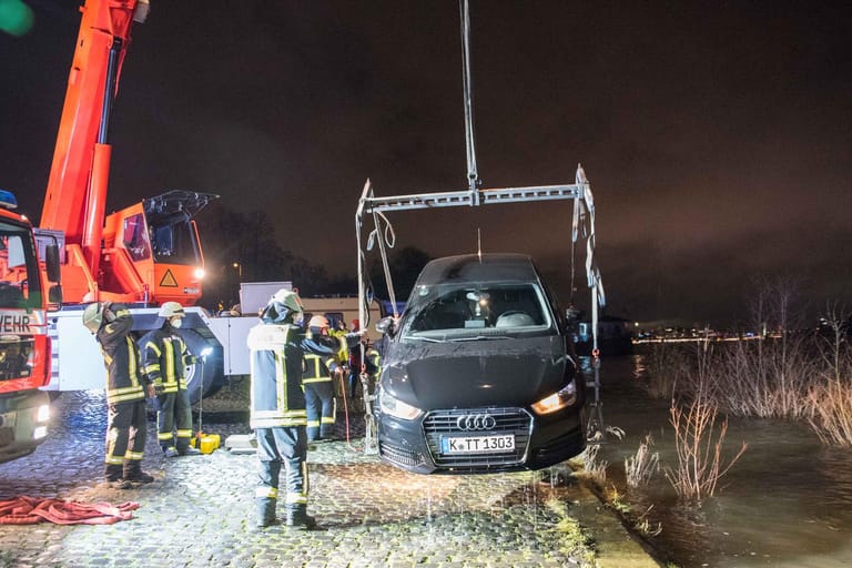 Die Feuerwehr in Köln birgt ein Auto aus dem Rhein.