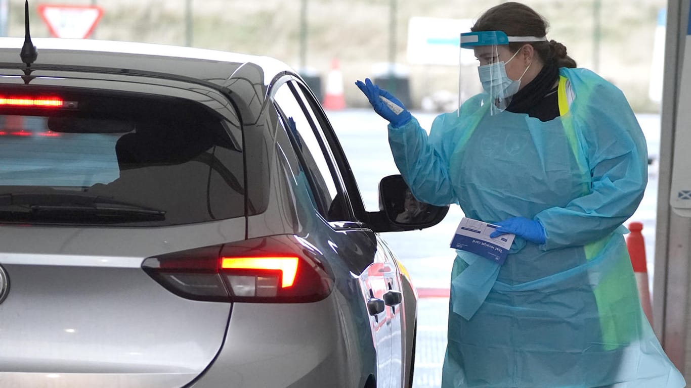Eine Drive-in-Teststation in Großbritannien: In dem Land ist Omikron längst die bestimmende Coronavirusvariante.