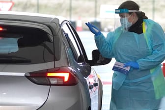 Eine Drive-in-Teststation in Großbritannien: In dem Land ist Omikron längst die bestimmende Coronavirusvariante.