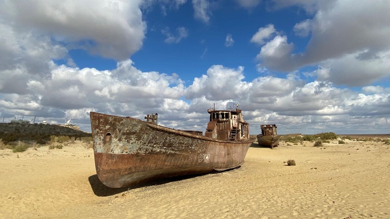 Rostige Schiffe liegen im Sand der früheren Hafenstadt, aus der sich das Wasser schon vor Jahrzehnten zurückgezogen hat. Rostige Schiffe liegen im Sand der früheren Hafenstadt, aus der sich das Wasser schon vor Jahrzehnten zurückgezogen hat.