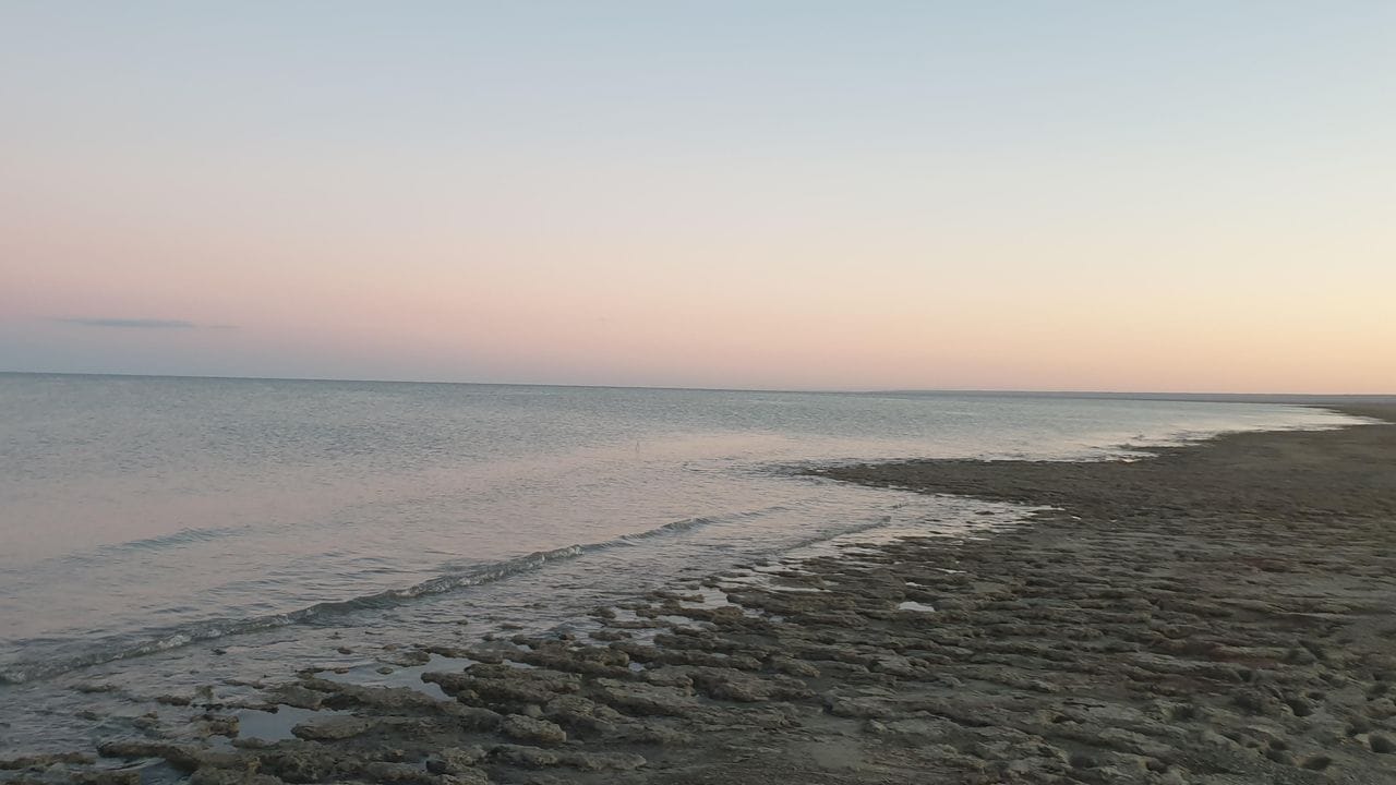 Das Wasser im westlichen Teil des Aralsees steht ruhig in der Abendsonne. Das Wasser im westlichen Teil des Aralsees steht ruhig in der Abendsonne.