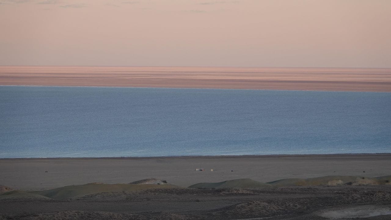 Jedes Jahr zieht sich das Wasser nach Schätzungen wegen fehlender Zuflüsse weiter um etwa 500 Meter zurück. Jedes Jahr zieht sich das Wasser nach Schätzungen wegen fehlender Zuflüsse weiter um etwa 500 Meter zurück.