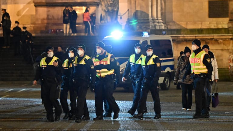 Polizisten vor der Feldherrnhalle in München: Hier wurde der Mann am Donnerstag festgenommen.
