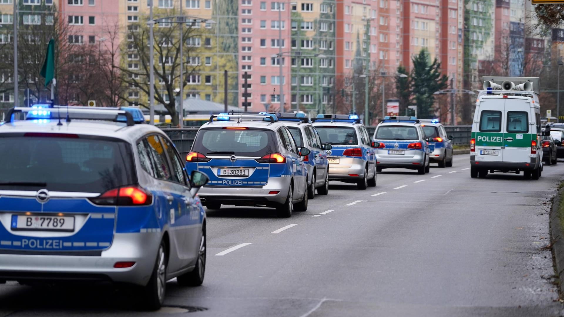 Streifenwagen der Polizei in Berlin (Archivbild): Am Freitag werden 2.500 Polizisten im Einsatz sein. Streifenwagen der Polizei in Berlin (Archivbild): Am Freitag werden 2.500 Polizisten im Einsatz sein.