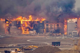In der Stadt Boulder brennt eine ganze Häuserzeile: In Colorado wüten für die Jahreszeit ungewöhnlich heftige Waldbrände.