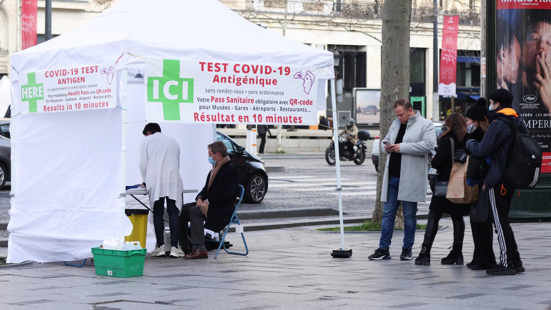 Teststation in Frankreich: Die Omikron-Variante ist dort jetzt dominierend.