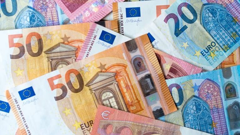 Zahlreiche Banknoten zu 10, 20 und 50 Euro liegen auf einem Tisch (Symbolbild): Mehrere Menschen haben in der Lotterie gewonnen.