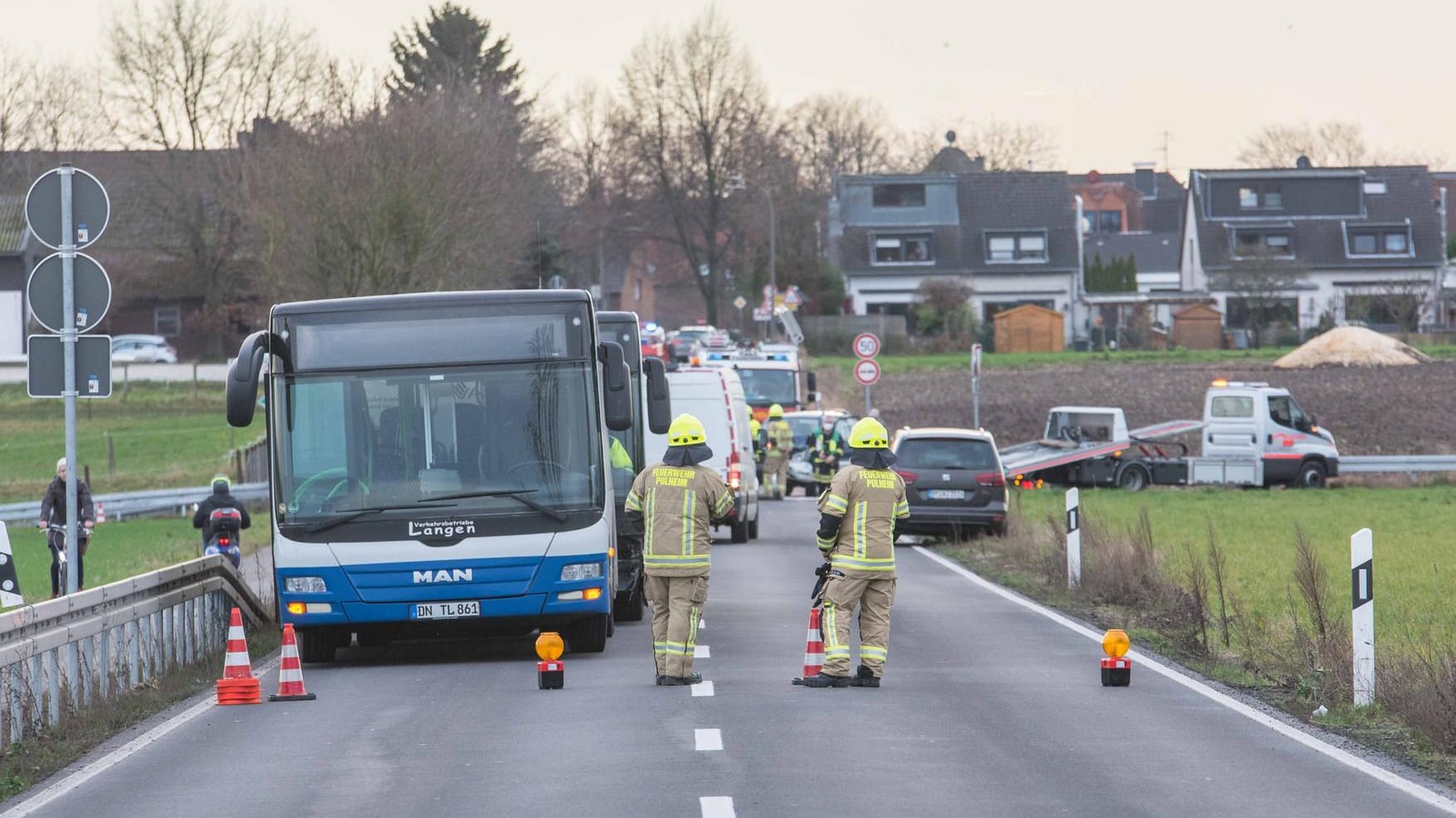 Feuerwehrleute an der Unfallstelle: Insgesamt vier Menschen wurden bei dem Zusammenstoß verletzt. Feuerwehrleute an der Unfallstelle: Insgesamt vier Menschen wurden bei dem Zusammenstoß verletzt.
