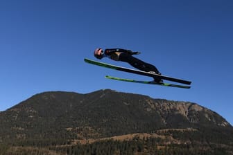 Skispringer Karl Geiger möchte gerne die Vierschanzentournee gewinnen.