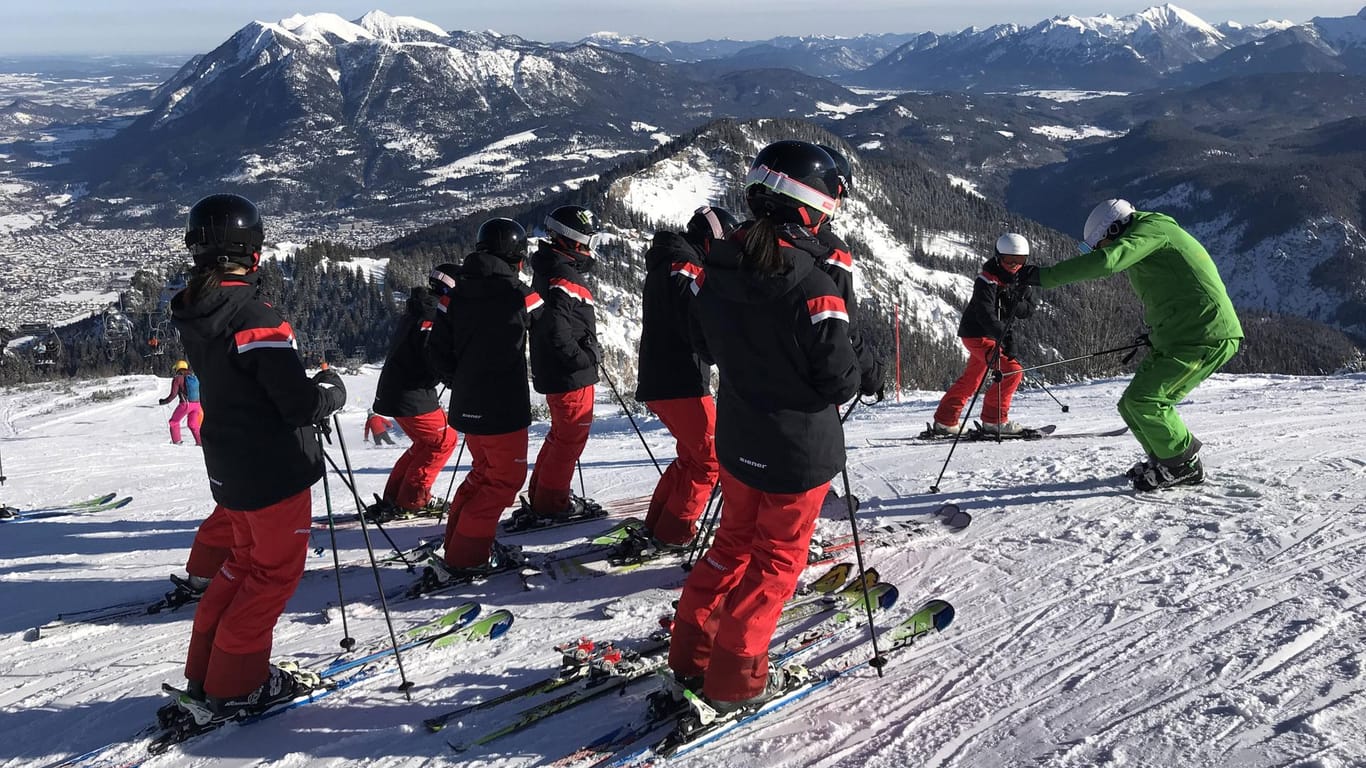 Skilehrer beim Unterricht (Symbolbild): In Tirol waren mehrere Lehrer corona-positiv unterwegs.