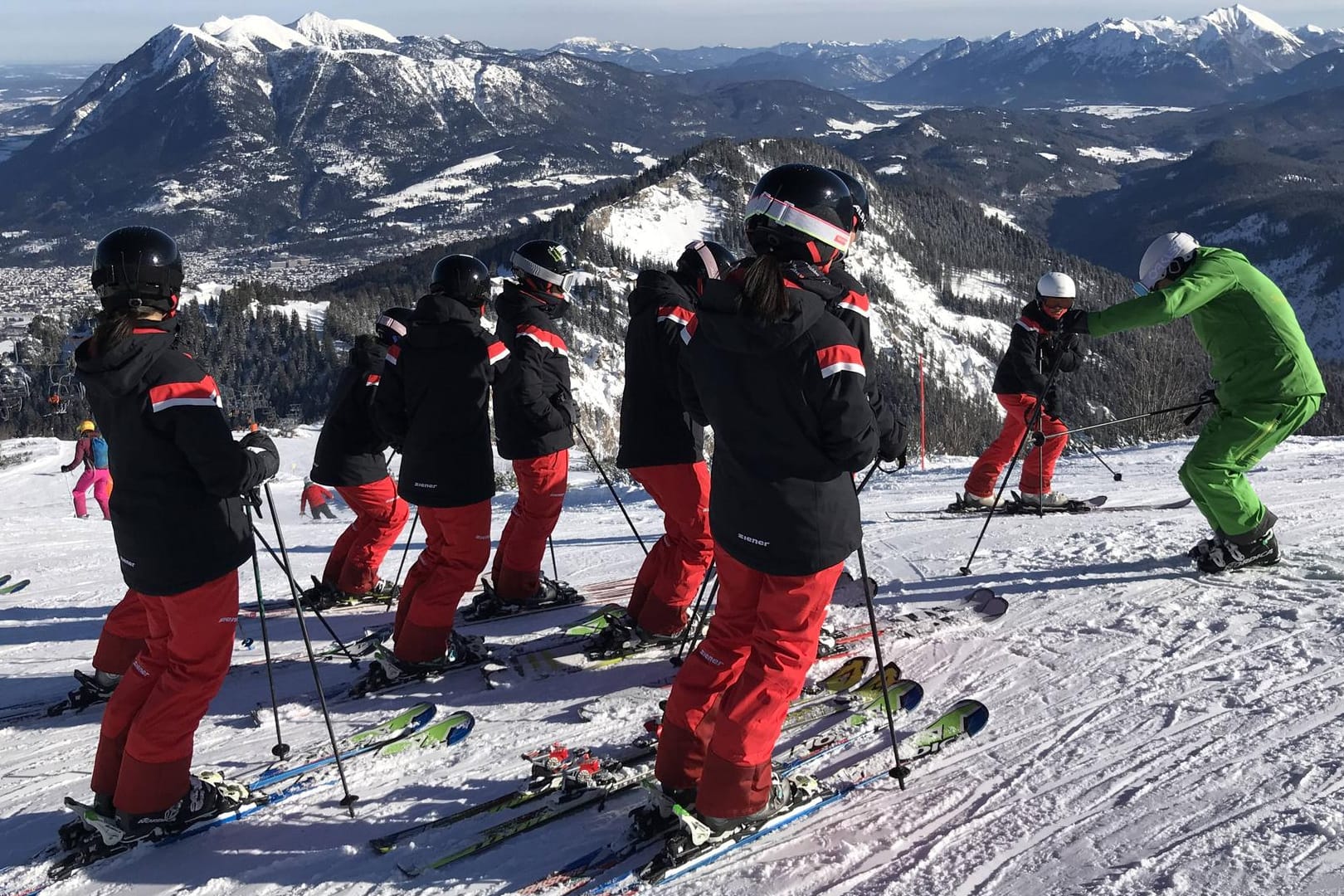 Skilehrer beim Unterricht (Symbolbild): In Tirol waren mehrere Lehrer corona-positiv unterwegs.
