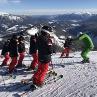 Skilehrer beim Unterricht (Symbolbild): In Tirol waren mehrere Lehrer corona-positiv unterwegs.