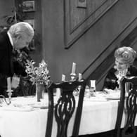 Freddie Frinton als Diener James und May Warden als Miss Sophie: Im TV-Klassiker "Dinner for One" trinkt er für vier, um seine Chefin glücklich zu machen.