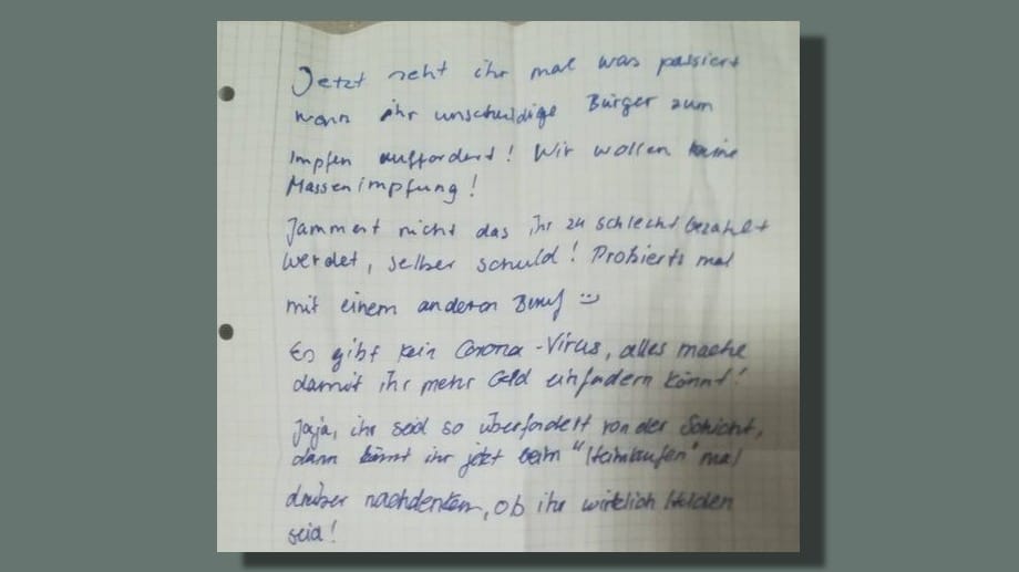 Angeblicher Brief: Krankenschwestern wollen diese Nachricht angeblicher Impfgegner gefunden haben, als ihnen die Reifen zerstochen wurden. Die Polizei weiß davon nichts.