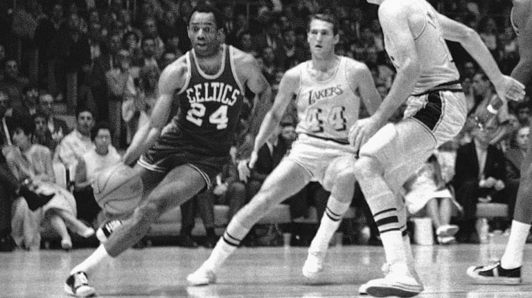 Szene aus den NBA Finals 1968: Jones (li.) zieht an Lakers-Guard Jerry West (44) vorbei.