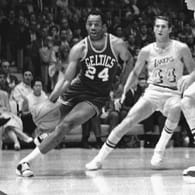 Szene aus den NBA Finals 1968: Jones (li.) zieht an Lakers-Guard Jerry West (44) vorbei.