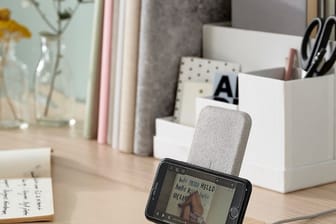 Ein Smartphonehalter zum kabellosen Laden: Ikea bietet nun diverse neue Geräte zum Laden von Handys an.
