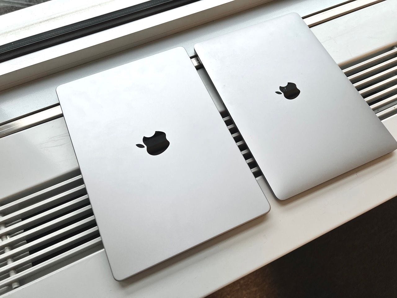 Neues 14" MacBook Pro (links) neben dem seit einigen Jahren genutzten Gehäuse des 13" MacBook Pro.