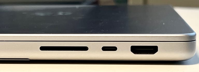 Die rechte Seite des MacBook Pro: SD-Kartenleser, Thunderbolt-4-Anschluss und HDMI-Port.