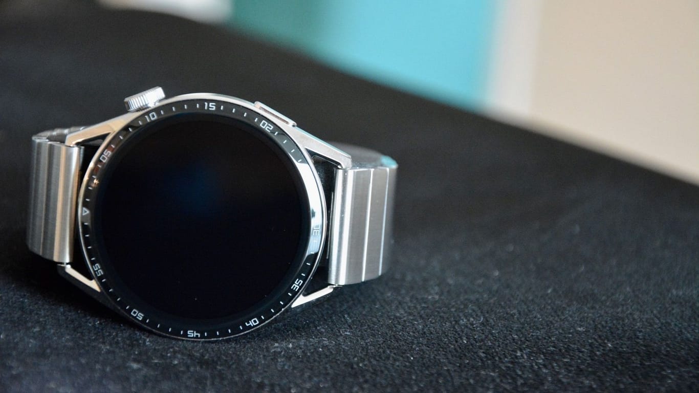 Die Huawei Watch GT 3 mit Edelstahlarmband und großem 46-Millimeter-Gehäuse.
