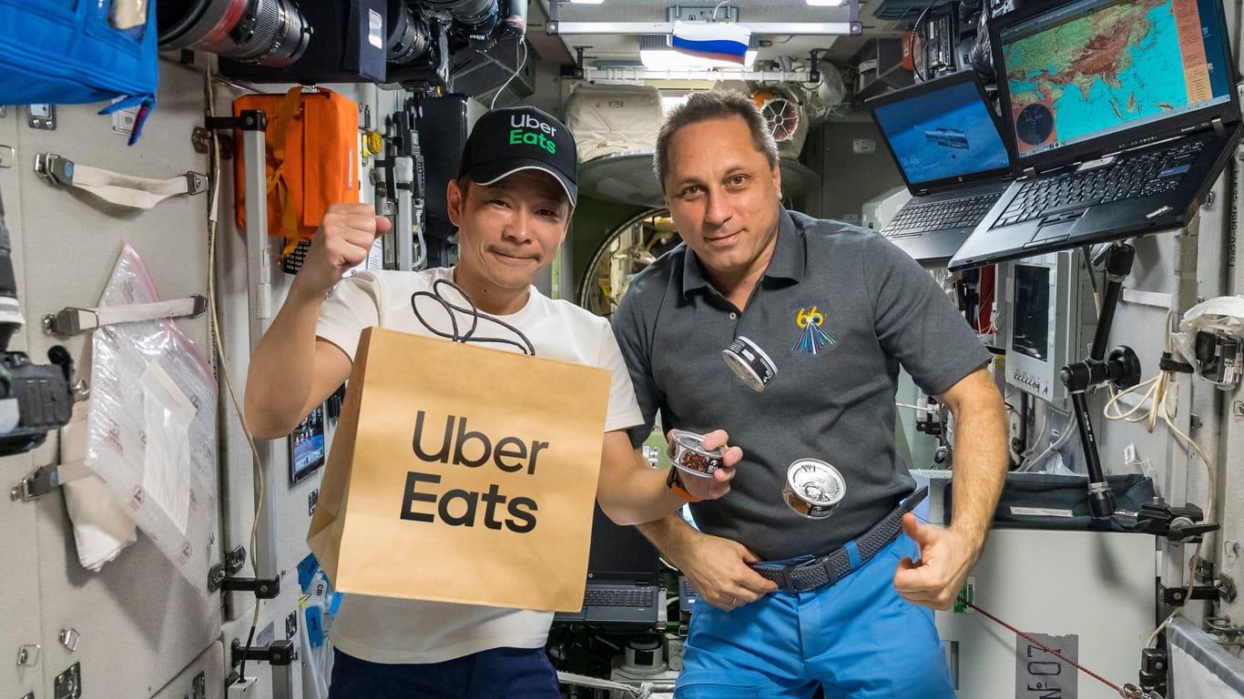 Essensübergabe im Weltraum: Uber-Eats-Bestellung erfolgreich zugestellt.