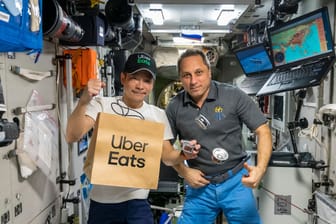 Essensübergabe im Weltraum: Uber-Eats-Bestellung erfolgreich zugestellt.