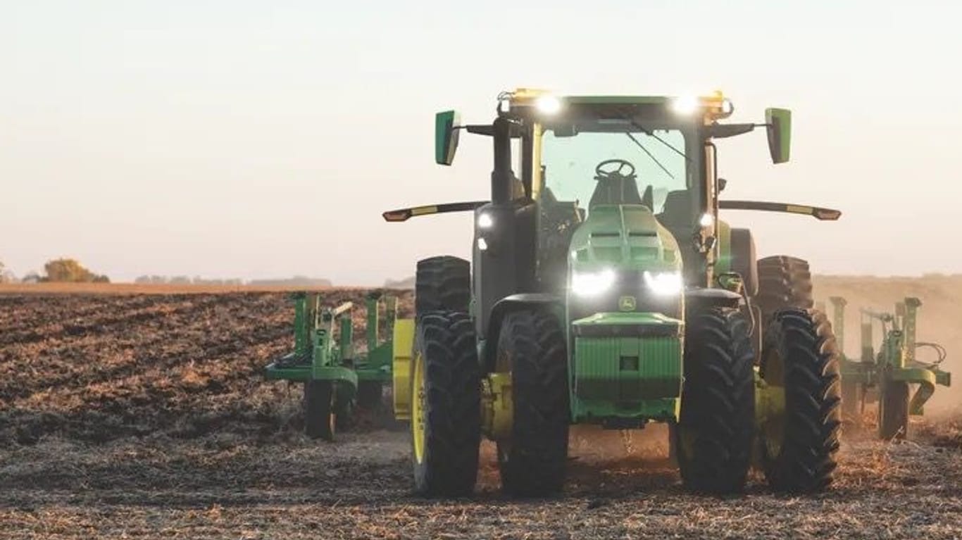 John Deeres vollautonomer Traktor: Die Bauern müssen das Gerät nur aufs Feld stellen, den Rest erledigt der Traktor von allein.