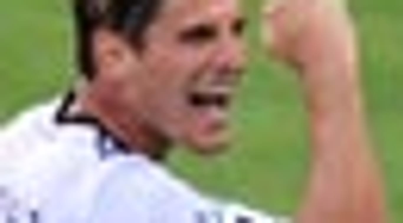 DFB-Stürmer Mario Gomez bejubelt den Führungstreffer.