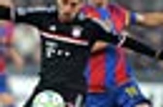 Franck Ribéry (li.) im Zweikampf mit David Abraham vom FC Basel.