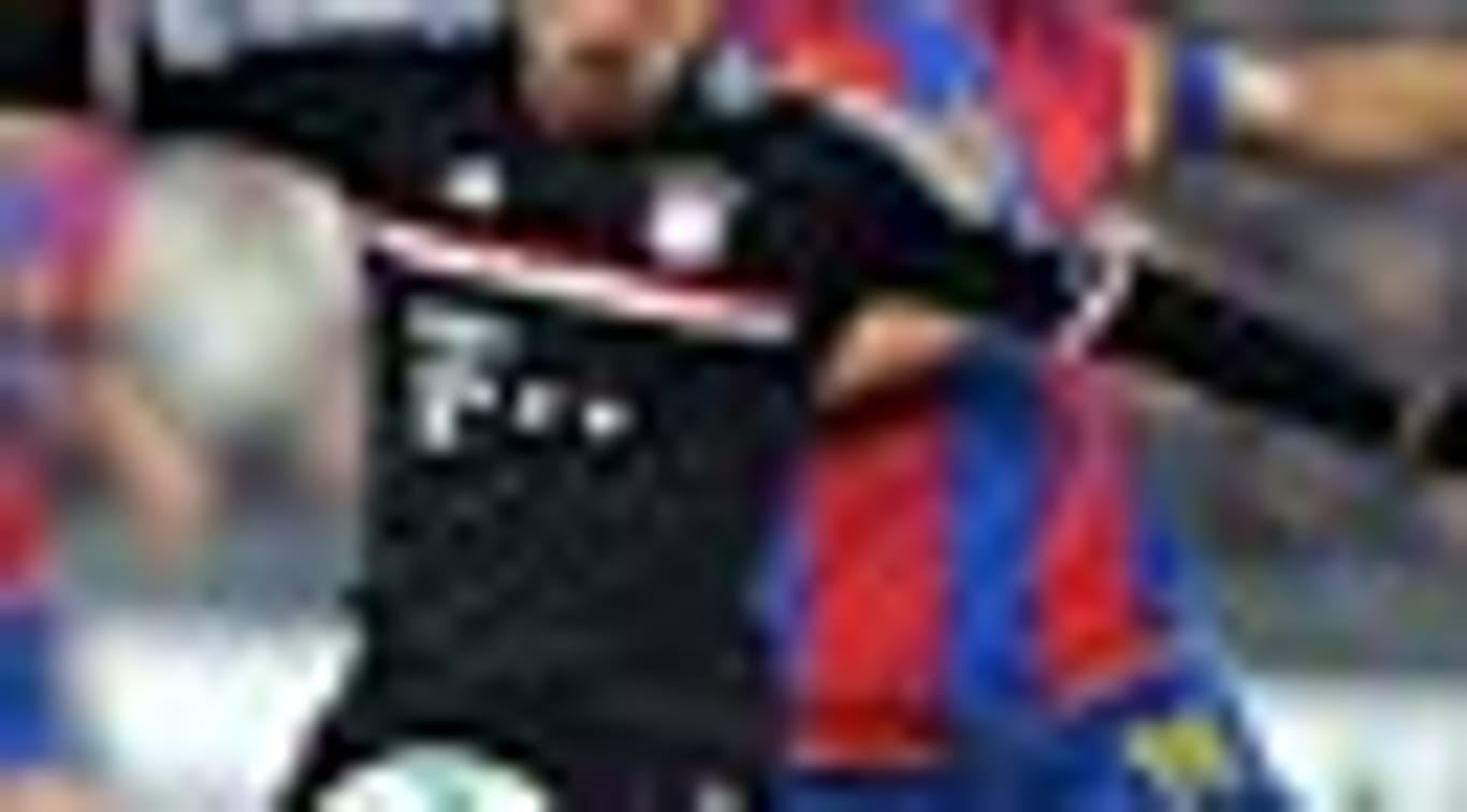 Franck Ribéry (li.) im Zweikampf mit David Abraham vom FC Basel.