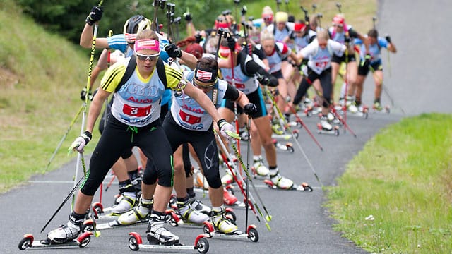 Biathlon auf Skirollern: Evi Sachenbacher-Stehle führt das Feld an.